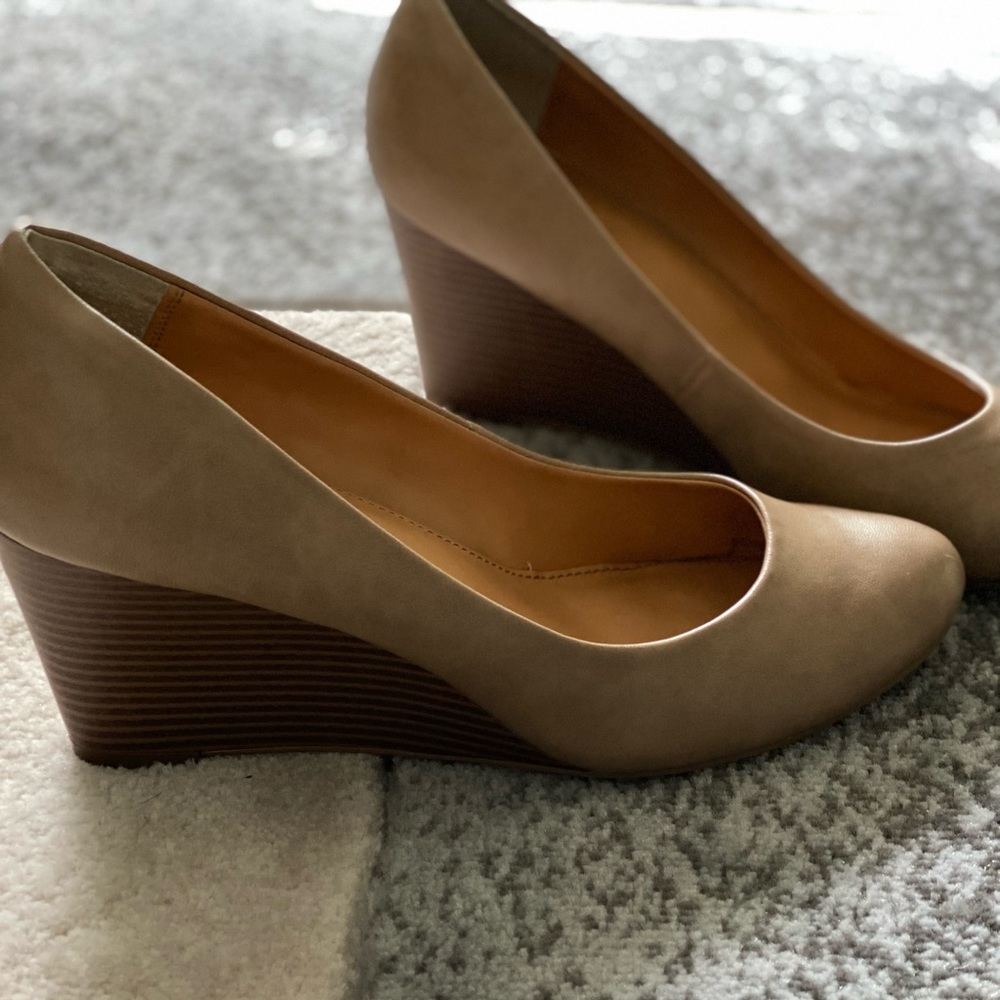 A.N.A. Tan wedge round toe shoe